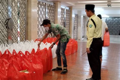 Foto Jemaah Masjid Istiqlal Membeludak Hingga Orang Pengurus