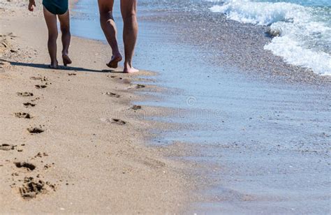 Empreintes D Un Homme Sur La Plage Jaune Sable De Marcher Pieds Nus Au