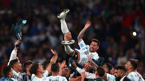 Argentina Campeón Finalissima 2022 Messi Fue Alzado Por Sus Compañeros