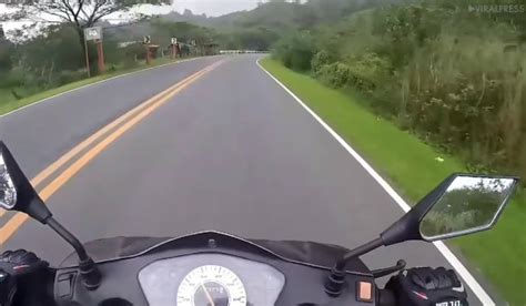 YouTube Viral Motociclista Invade Carril Contrario E Impacta Contra