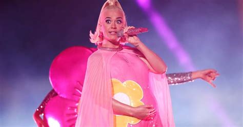 Katy Perry S Unborn Daughter Sticks Up Middle Finger In Hilarious Ultrasound Video Meaww