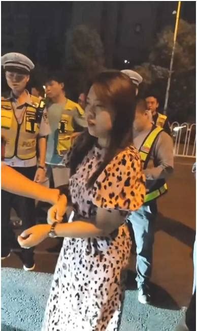 湖南一醉酒宝马女撞人后竟拖行一公里，被拦后却淡定令人愤怒！交警撞人宝马新浪新闻