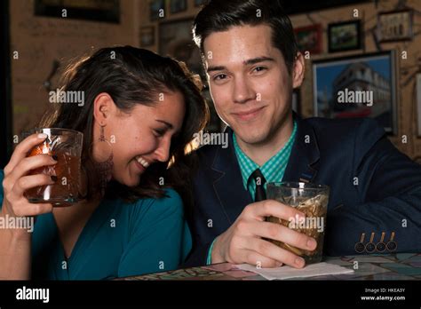 Los adolescentes beben alcohol y el coqueteo con los demás Fotografía