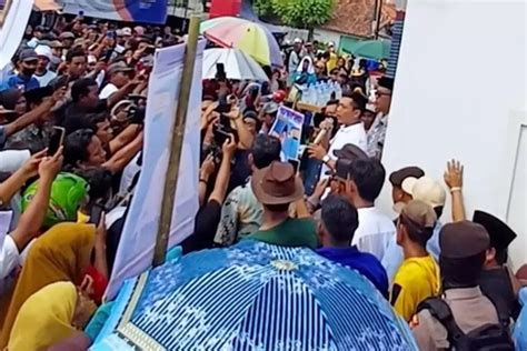 Ribuan Warga Geruduk Kediaman Benny Santoso Desak Nyalon Bupati Brebes