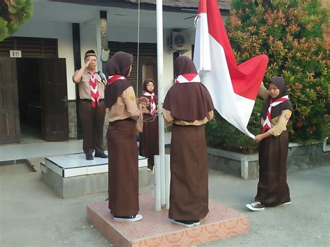 TUMBUHKAN KEMANDIRIAN ANAK DI HARI PERTAMA MASUK SEKOLAH