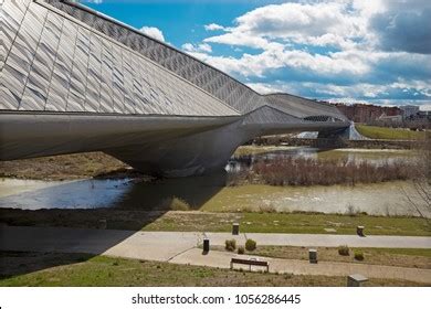 Zaragoza Zaha Hadid Bridge Stock Photo 1056286445 | Shutterstock