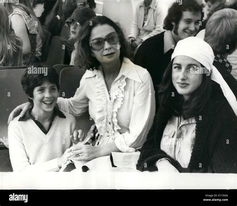 Sep 09 1975 Actress Jean Simmons Takes Her Daughters On A Thames