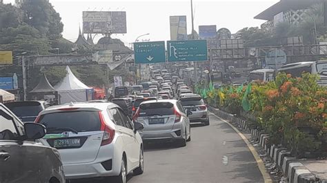 Ribuan Kendaraan Mulai Padati Puncak Bogor Waspadai Hal Ini Agar