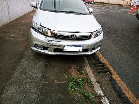 Carro capota após bater em outro veículo em Indaial