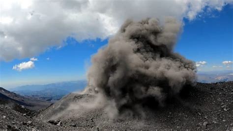 Turistas Van A Volc N Nevados De Chill N En Pleno Pulso De Erupci N