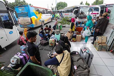 Mudik Lebaran Jumlah Penumpang Di Terminal Kampung Rambutan Naik