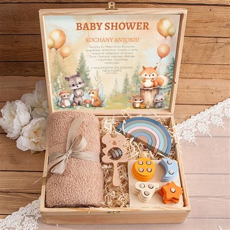 PREZENT na Baby Shower dla dziecka Z IMIENIEM Maskotka Miś w skrzyni