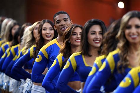 The 2019 Super Bowl Will Make History With First Male Cheerleaders Vogue Australia