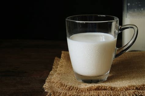 Una Taza De Leche En La Mesa Foto Premium