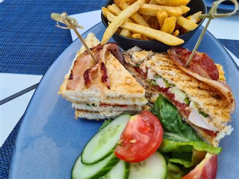 Sándwich gigante de verduras a la parrilla servido con papas fritas y