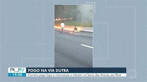 Carreta Leo Lubrificante Pega Fogo E Congestiona Tr Nsito Na Serra