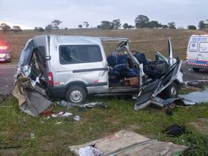 G1 Batida entre micro ônibus e carreta deixa pelo menos 10 mortos na