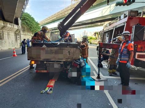 悚！追撞停等紅燈小貨車 台南機車騎士卡後車斗身亡 社會 自由時報電子報