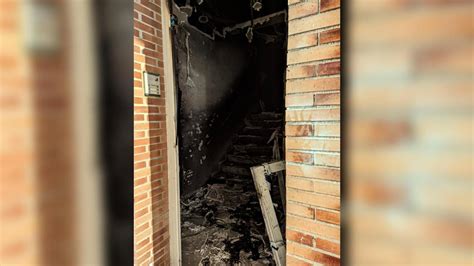 INCENDIO GIJÓN Un incendio obliga a desalojar un bloque de viviendas