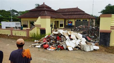 Tumpukan Sampah Di Kantor Kelurahan Cilowong Tak Kunjung Diangkut