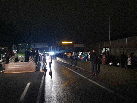 Les Agriculteurs Organisent Le Blocage De L Autoroute A Entre