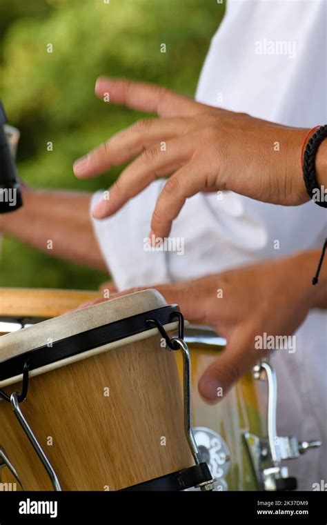 Manos de un músico de Salsa Band con Motion Blur tocando los Bongos