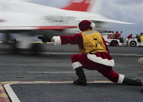 SANTA CLAUS ASSISTS FLIGHT OPERATIONS ON BOARD USS GEORGE WASHINGTON ...