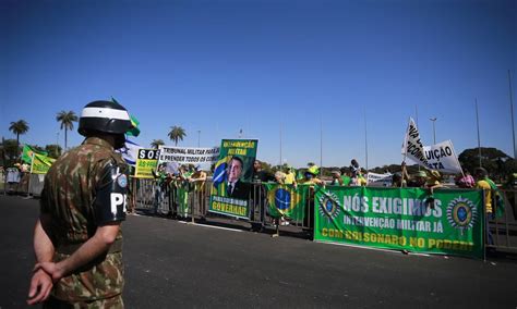 Protesto Leva Cruzes Esplanada Dos Minist Rios Para Criticar