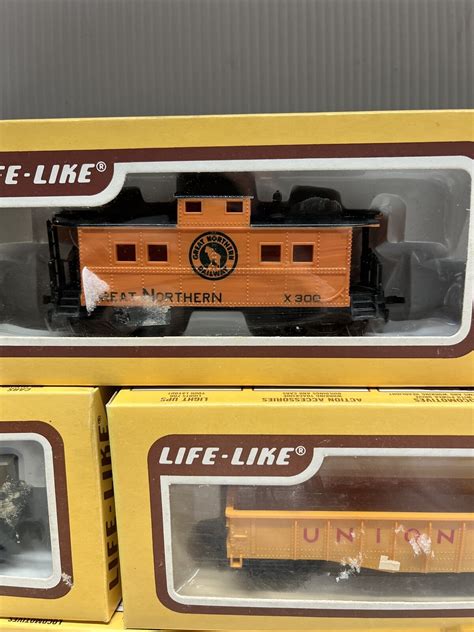 Lot Of 9 Life Like HO Scale Train Cars W 4 Caboose BRAND NEW