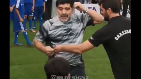 Un Niño Hizo Caer A Maradona Y Diego Reaccionó Youtube