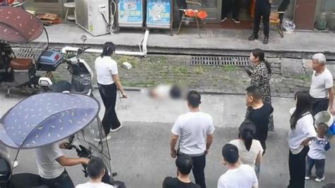 媽媽去超市購物獨留4歲兒子在家 男孩爬窗墮樓亡 母抱子跪地痛哭 生活熱話