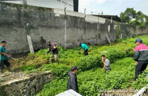 Satgas Citarum Sektor 21 2 Bersihkan Sampah Babad Rumput Di Sungai