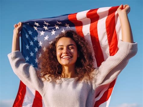 Jovem Mulher Sorridente Segurando A Bandeira Dos Eua Nas M Os No Fundo