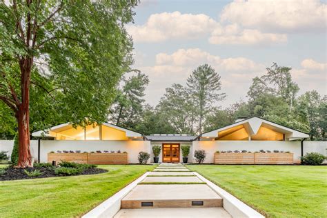 A designer's own midcentury modern home makeover in South Carolina ...