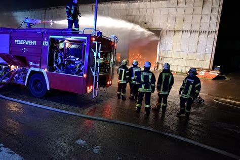 Brand In Voller Ausdehnung Lagerhalle In Wei Enfels Steht In Flammen