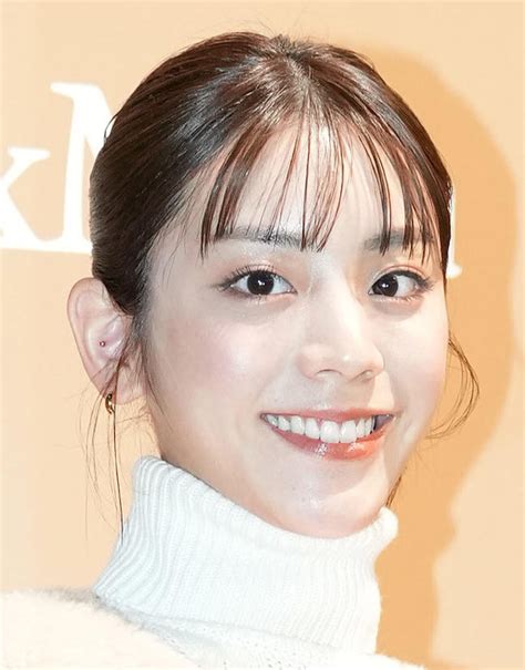 貴島明日香、美しいデコルテのぞく花柄ワンピ＆麦わら帽子の海辺ショット「夏が似合うオンナ～」 芸能写真ニュース 日刊スポーツ