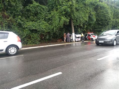 Carro bate em poste e deixa trânsito lento em rodovia de Jundiaí