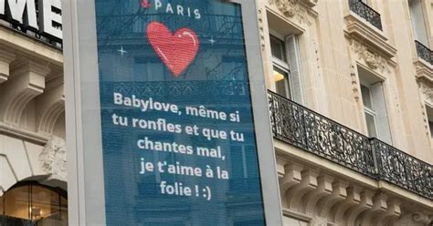 Des Messages D Amour S Affichent Dans Les Rues De Paris