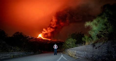 Italy S Mount Etna Lights Up Night Sky In Stunning Eruption December