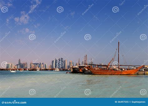 Doha Qatar Los Barcos De Vela Tradicionales Llamaron A Dhows Imagen