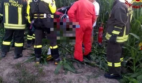 Incidente Choc Al Confine Il Guardrail Trapassa L Auto E Coniugi