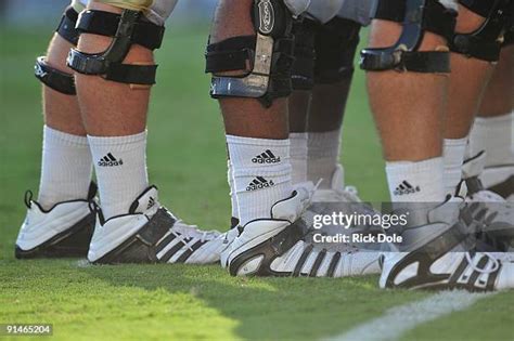 Football Players Wearing Knee Braces Photos And Premium High Res