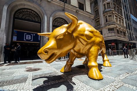 Bolsa de Valores inaugura estátua de touro de ouro no centro de São Paulo