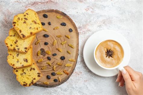 Vista Superior De Deliciosas Rebanadas De Pastel Con Pasas Y Una Taza