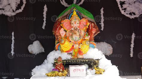 ganesha statue outdoor image hd 21630559 Stock Photo at Vecteezy