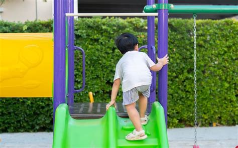 Enfant Jouant Sur Une Aire De Jeux Ext Rieure Les Enfants Jouent Dans