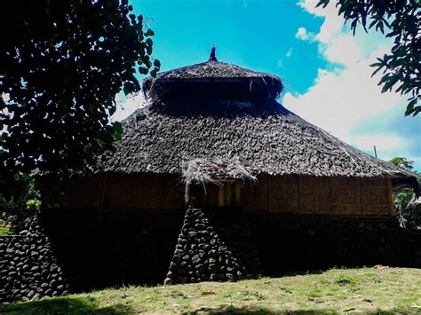 Dikelilingi Kuburan Ini Aturan Masuk Ke Masjid Kuno Bayan Masjid