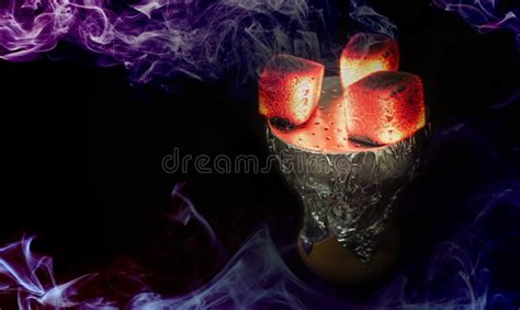 Угли кальяна горячие для куря Shisha и отдыха в восточной предпосылке ...
