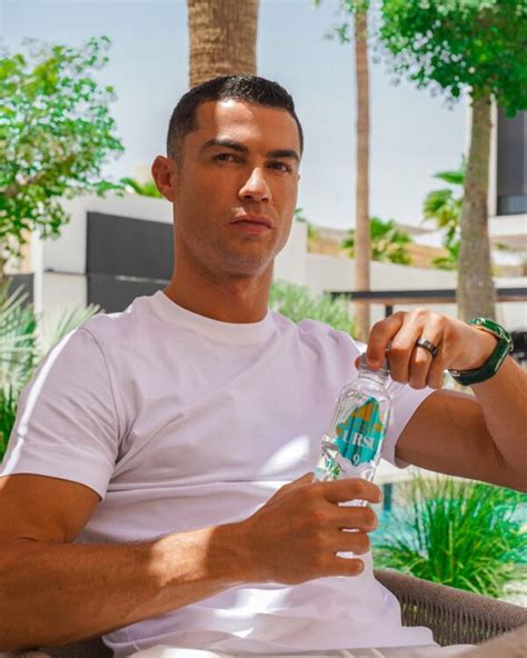 Cristiano Ronaldo se lance dans le business de l eau minérale avec la