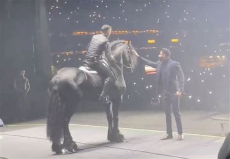 Gusttavo Lima Faz Show Cavalo No Palco Assista Billboard Brasil